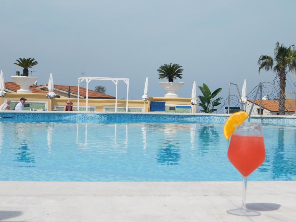 Bazén v ubytování Grand Hotel La Pace - All Inclusive nebo v jeho okolí