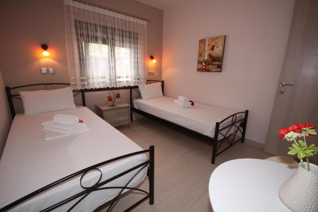 Postel nebo postele na pokoji v ubytování Lampos House Vourvourou