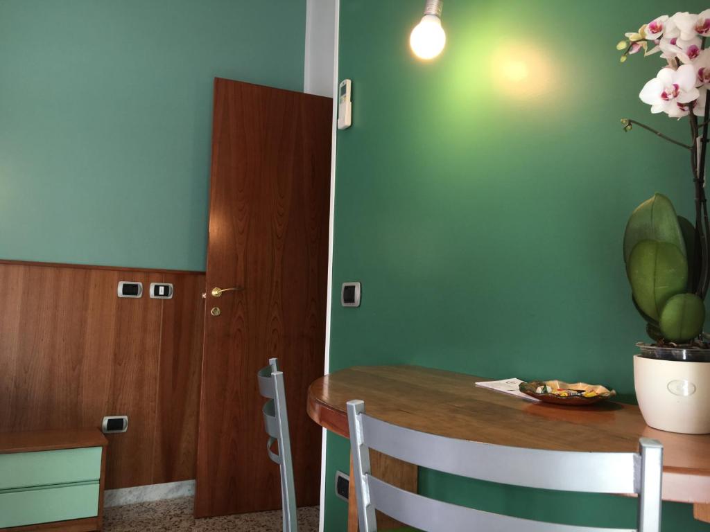 jadalnia ze stołem i zieloną ścianą w obiekcie Piccolo Principe Salerno B&B w mieście Salerno