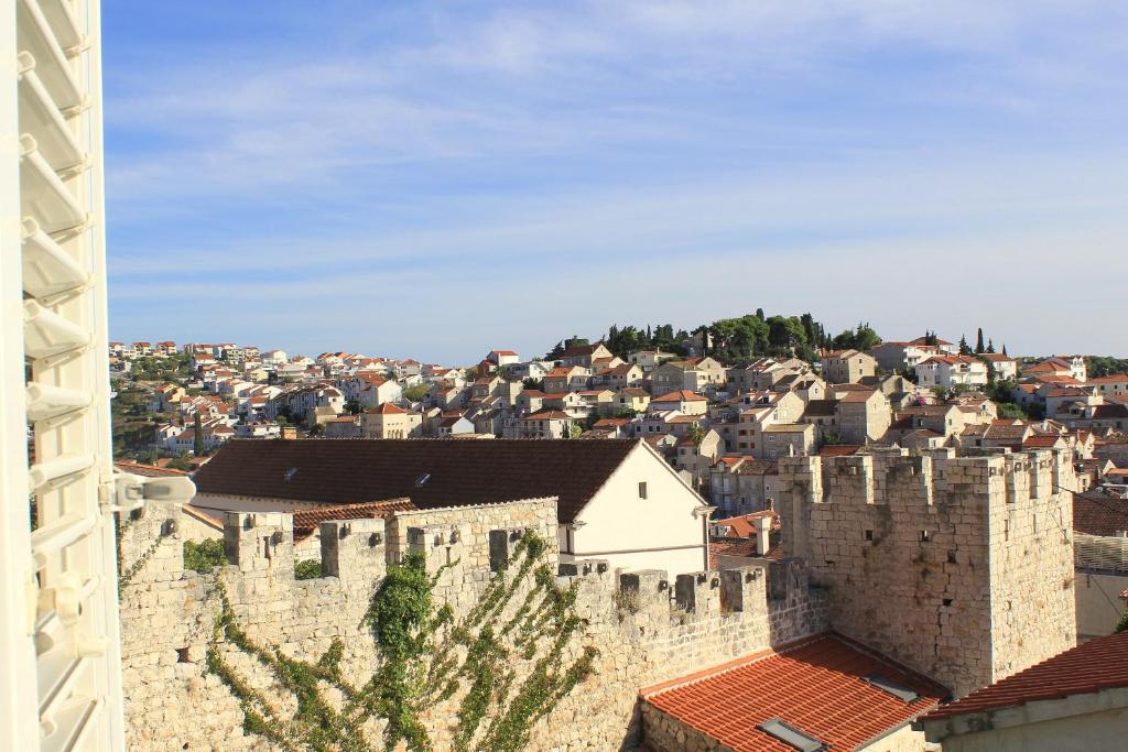 Nespecifikovaný výhled na destinaci Hvar nebo výhled na město při pohledu z penzionu