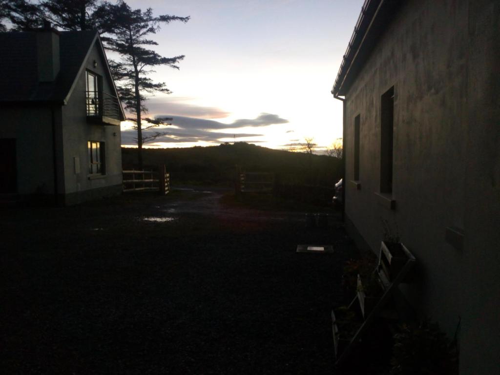 widok na zachód słońca na budynek i dom w obiekcie Holland House w mieście Ballyshannon