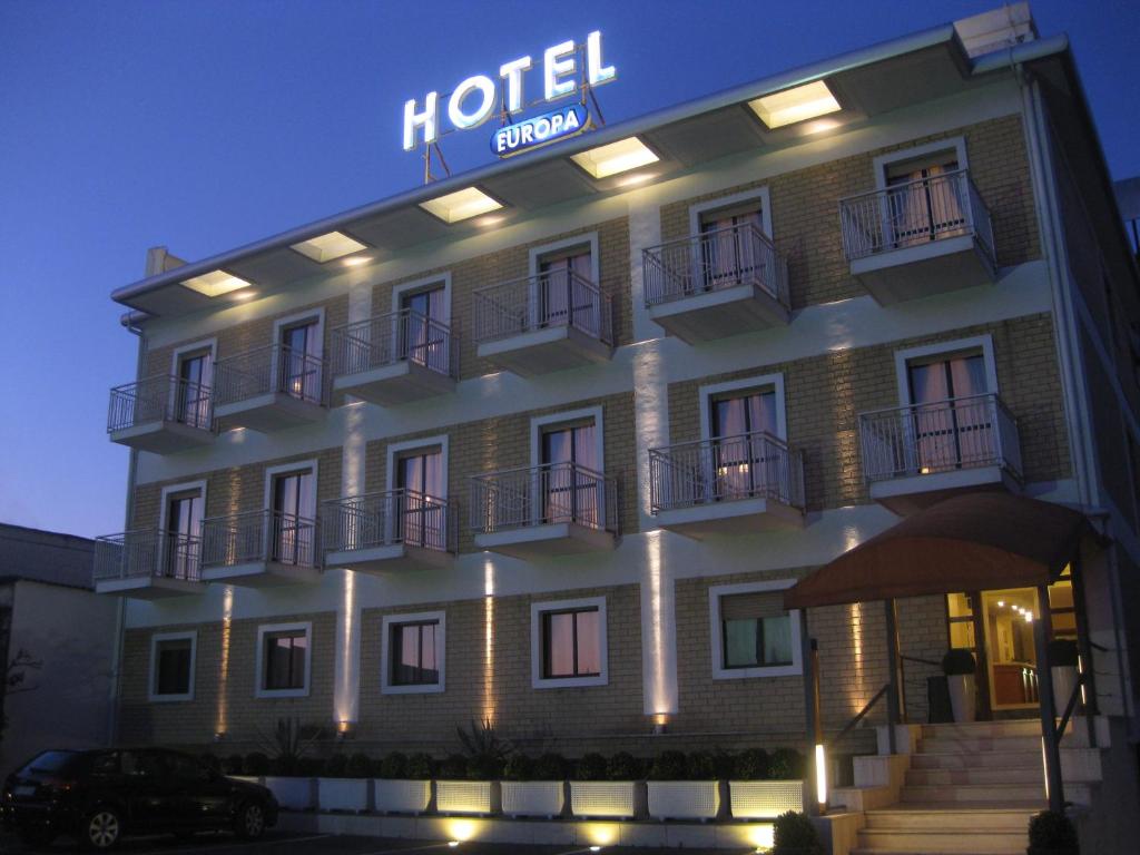 un hôtel avec un panneau sur son côté dans l'établissement Hotel Europa, à Naples