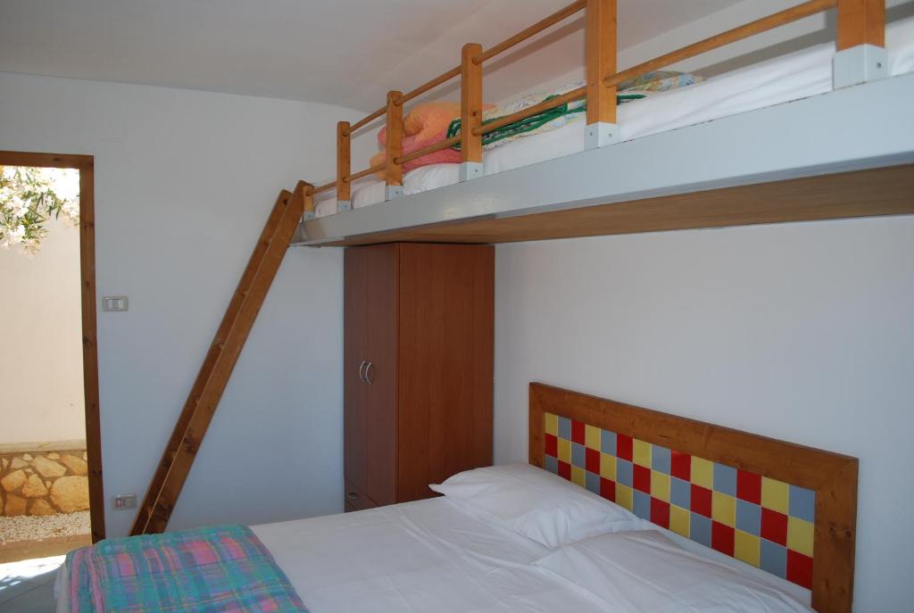 a bedroom with a bunk bed with a ladder and a bunk bedutenewayangering at Camping Villaggio B&B Saline in Palinuro