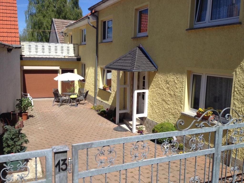 a house with an umbrella and a patio at Ferienwohnung Stiem in Dankerode