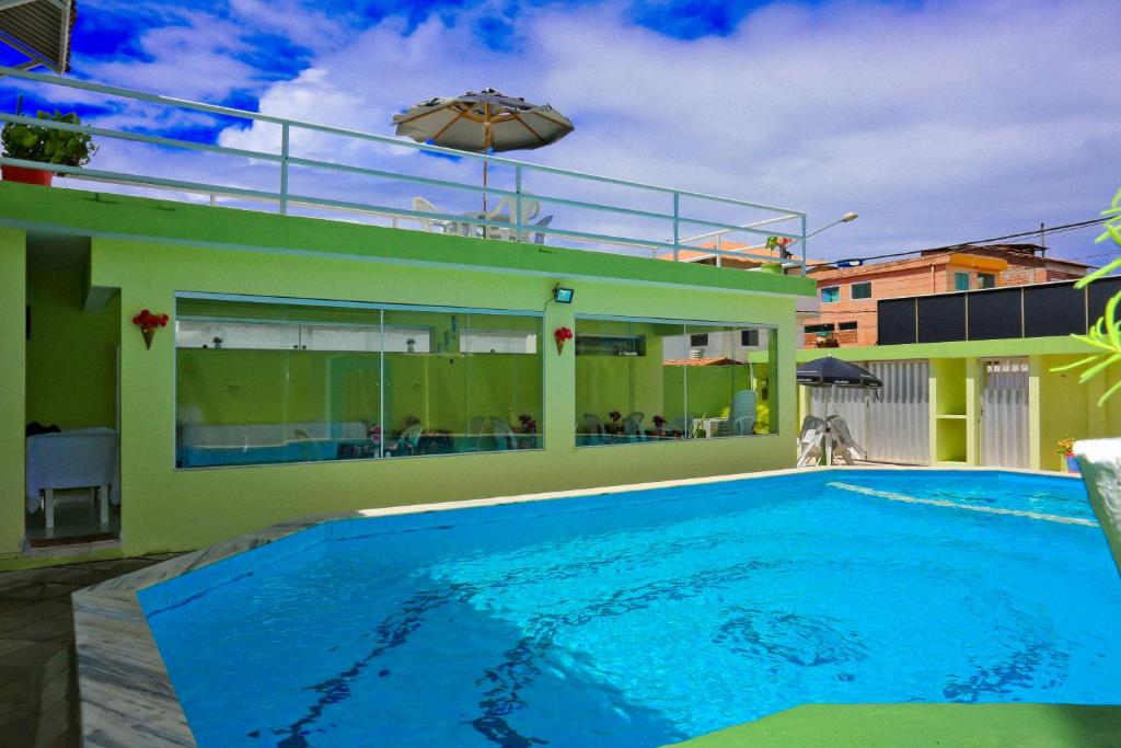 una piscina frente a una casa en Pousada Casa Porto, en Porto de Galinhas