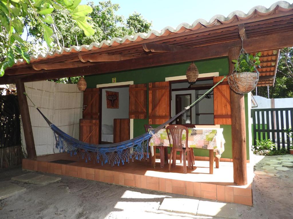 een klein huis met een hangmat buiten bij Little Kamala in Pipa