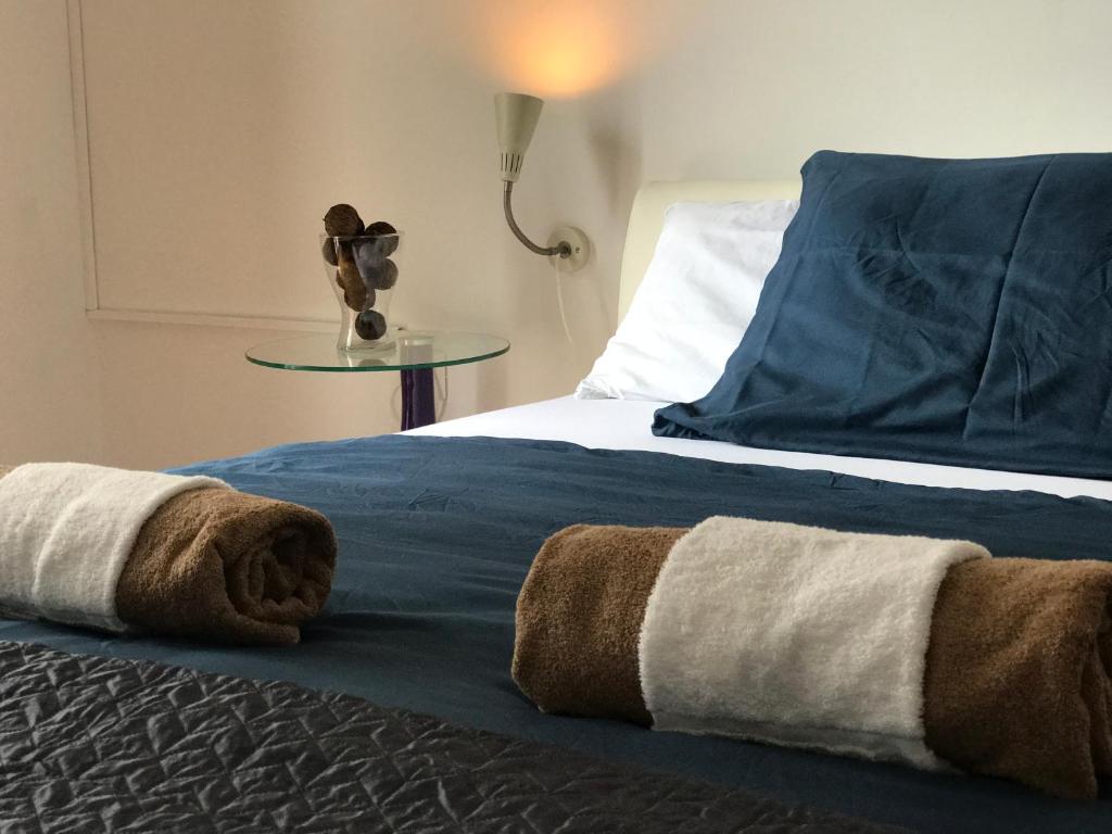 - un lit avec des serviettes dans l'établissement Tortosa Blue, à Split
