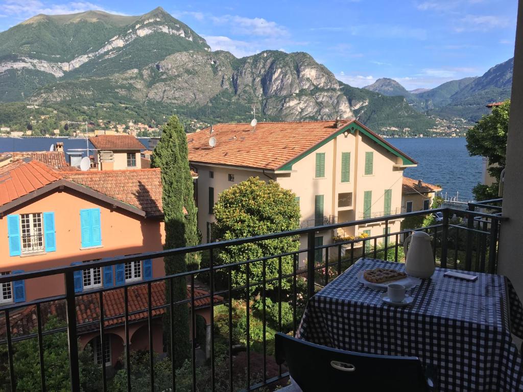 balcone con tavolo e vista sulle montagne di Look out & Dream a Bellagio