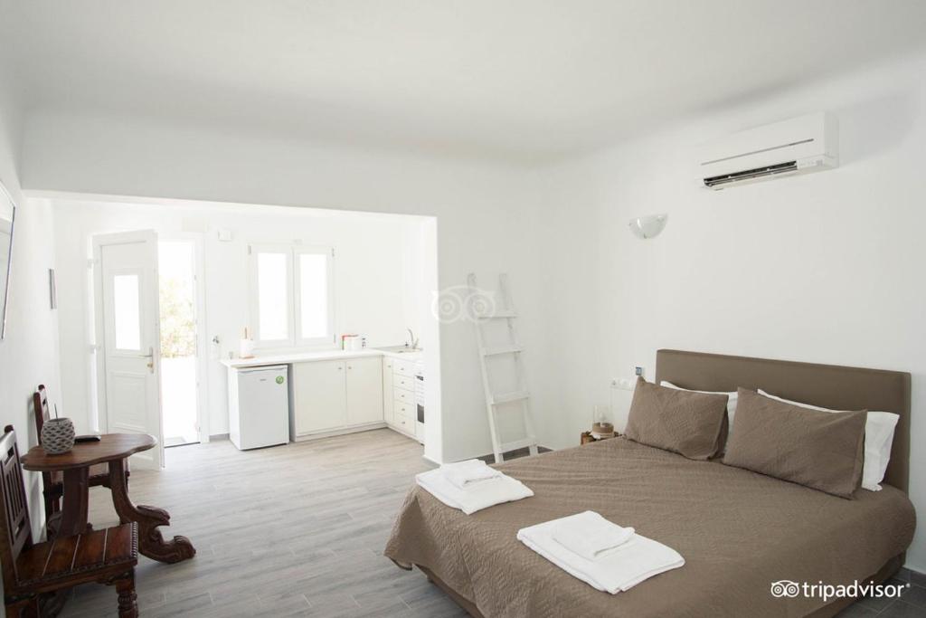 Postel nebo postele na pokoji v ubytování Eleni's Village Suites