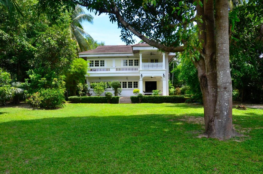 湄南的住宿－班昆殖民酒店，院子里有树的白色房子