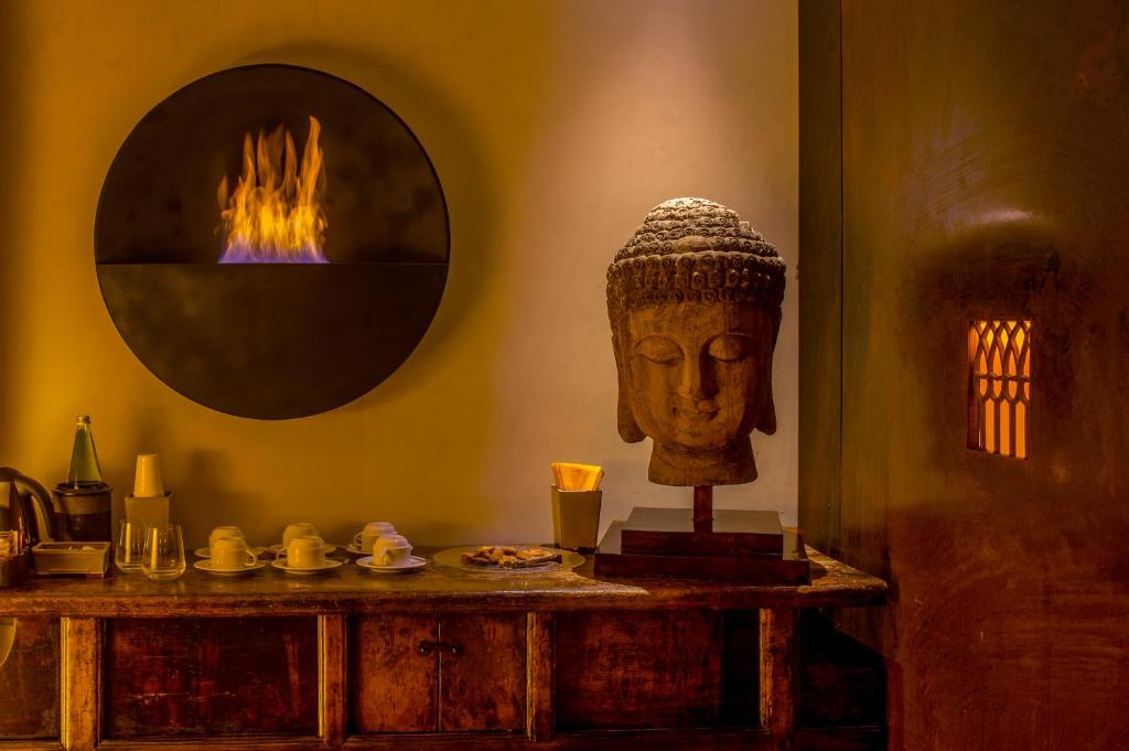 a room with a statue of a head on a table at Hotel Capo San Vito by Geocharme in San Vito lo Capo