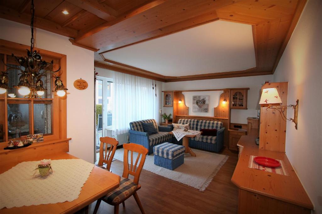 Et opholdsområde på Alpenflair Ferienwohnungen Whg 202