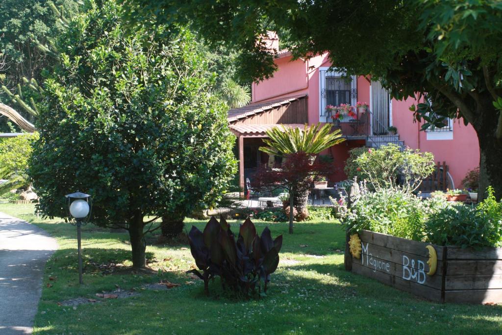 een huis met een bord voor een tuin bij Magione B&B in SantʼAgata deʼ Goti