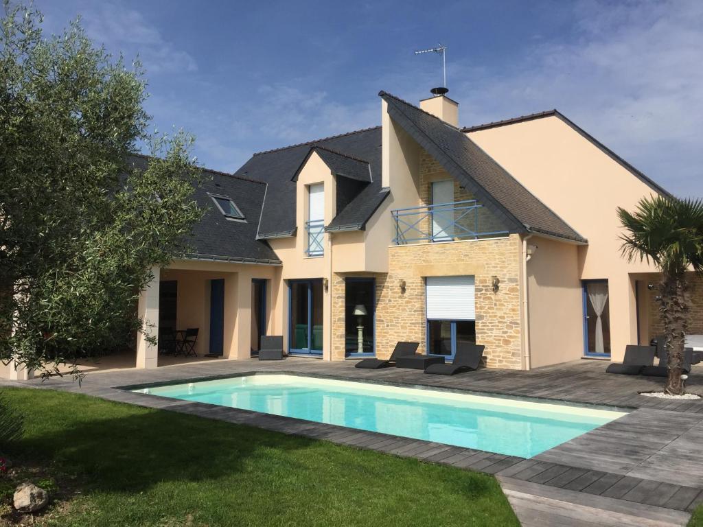 een huis met een zwembad in de tuin bij L'océane in Le Pouliguen