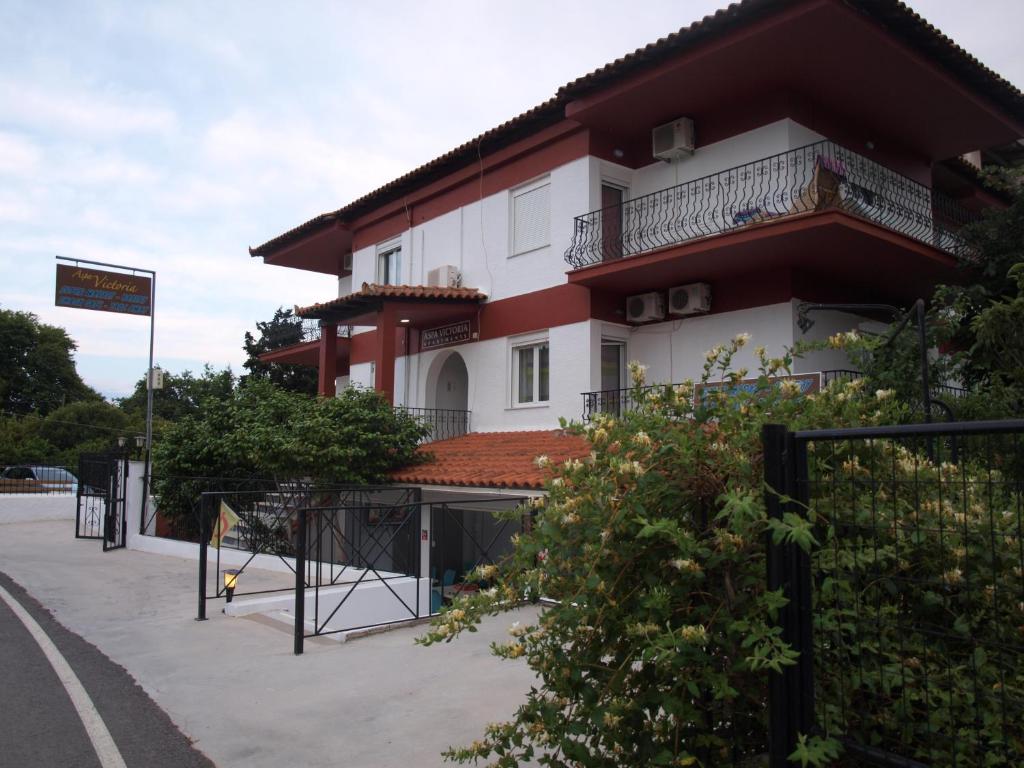 een wit gebouw met een balkon in een straat bij Aspa Victoria in Troulos