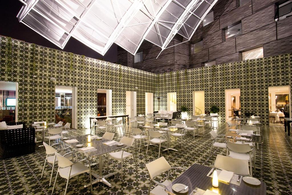En restaurant eller et andet spisested på NM Lima Hotel