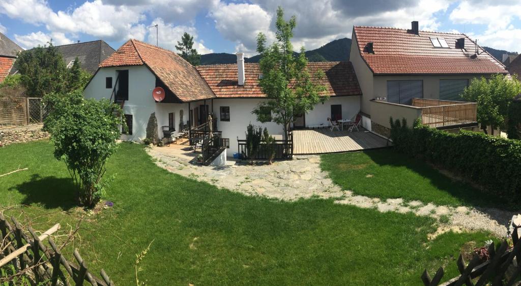 una casa con un patio con césped verde en Winzerhaus Rossatz, en Rossatz