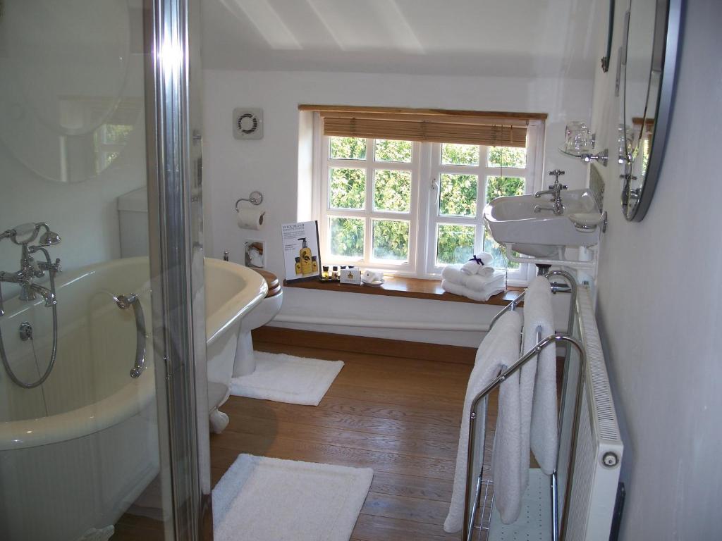 bagno con vasca e lavandino di Fernside Bed and Breakfast a Templeton