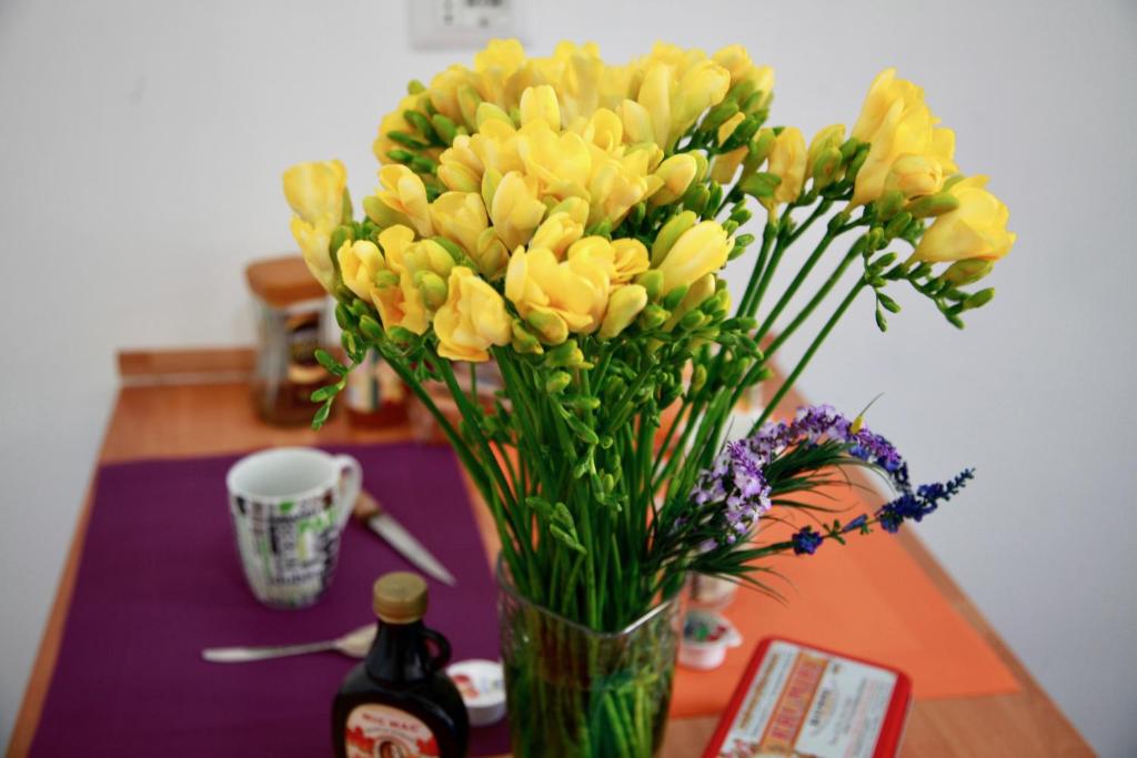 ローマにあるCasa Vacanza Marruciniのテーブルの上に黄色い花瓶