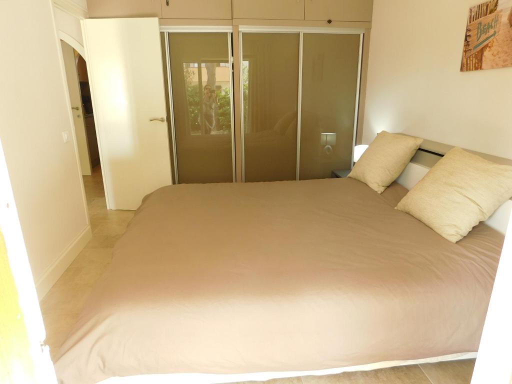 A bed or beds in a room at GMID IMMO Apartamento Punta Pelegrí