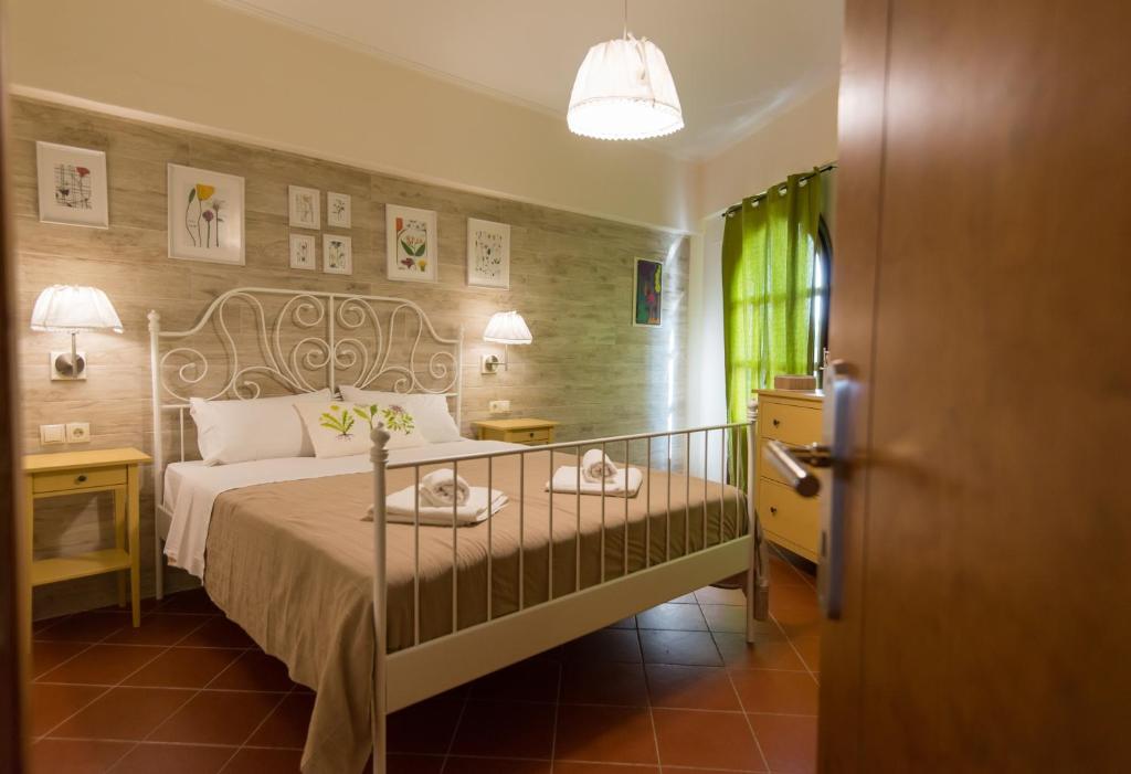 パノルモス・レティムノにあるCastello Domusのベッドルーム1室(ベッド1台、ランプ2つ付きのテーブル付)