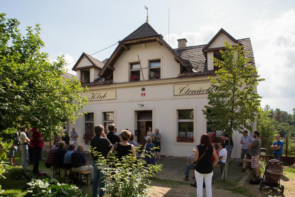 un grupo de personas de pie en frente de un edificio en Penzion Ctrnactka, en Rataje nad Sázavou