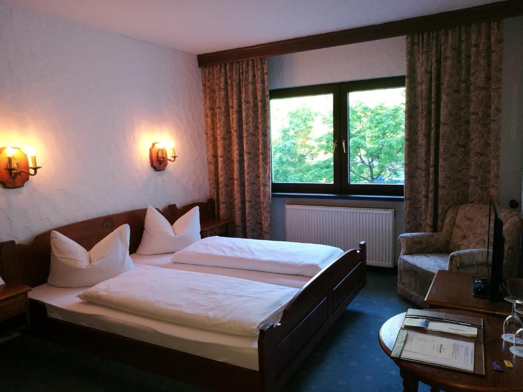 Postel nebo postele na pokoji v ubytování Hotel-Restaurant Kreuzberghof Tagungs- und Veranstaltungshotel
