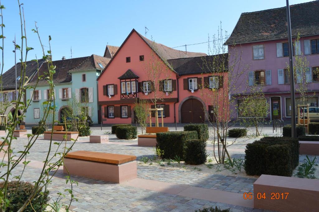 una fila de edificios coloridos en un patio en Au Lalli, en Kientzheim