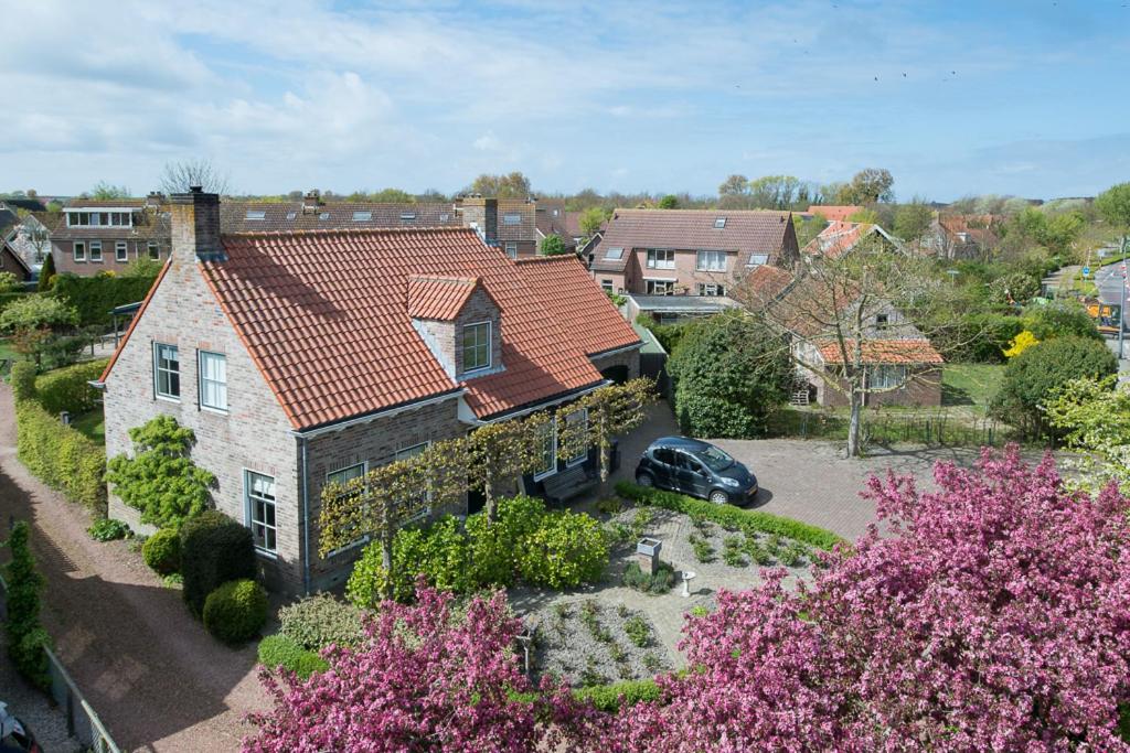 eine Luftansicht eines Hauses mit einem Auto im Hof in der Unterkunft Studio Burg.bosselaarstraat in Aagtekerke