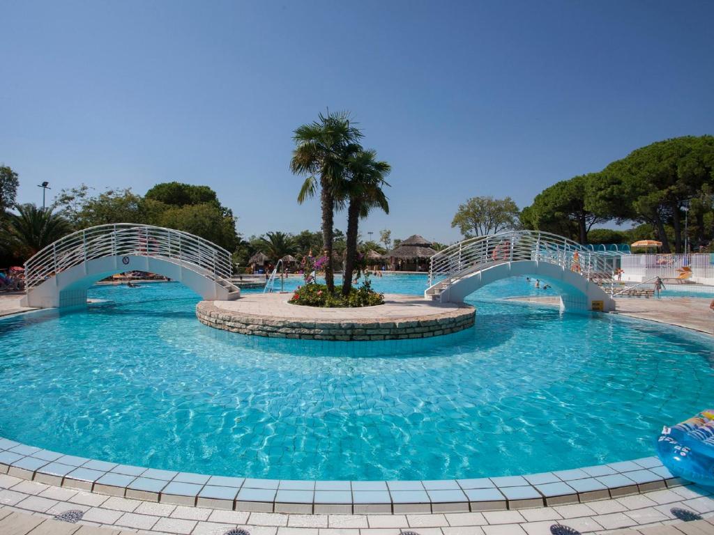 Bazén v ubytovaní Camping Village Pino Mare alebo v jeho blízkosti