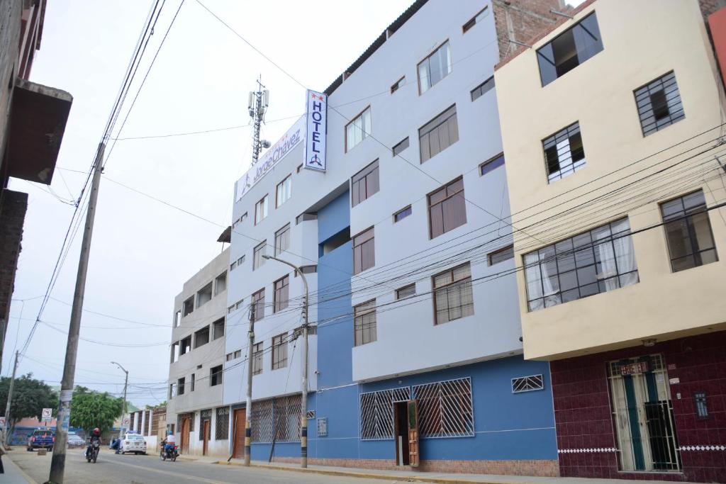 ein Gebäude an der Ecke einer Straße in der Unterkunft Hotel Jorge Chavez in Trujillo