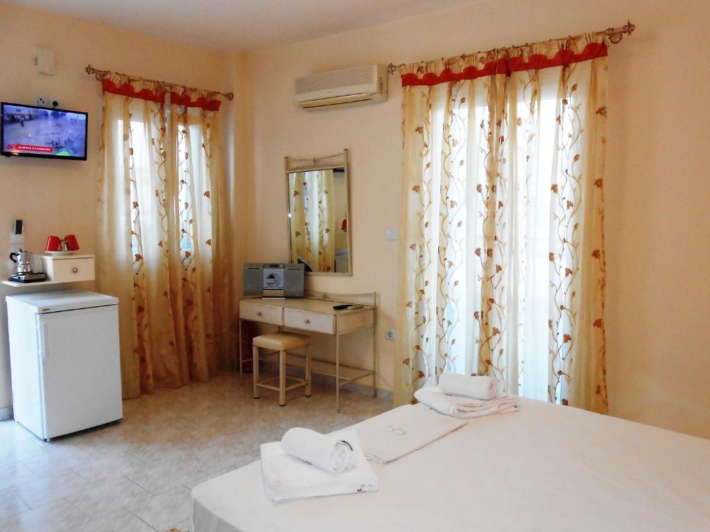 A television and/or entertainment centre at Livanios Studios