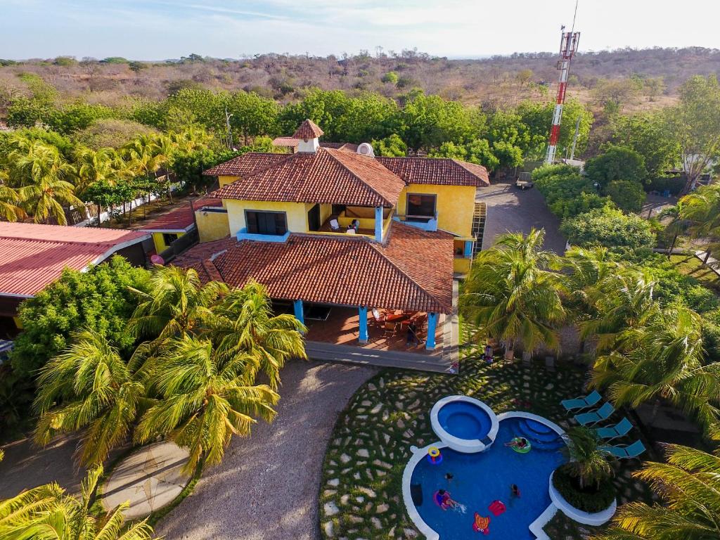 eine Luftansicht eines Hauses mit Pool in der Unterkunft Solyar Luxury Spanish Beachfront Home in Playa Pochomil
