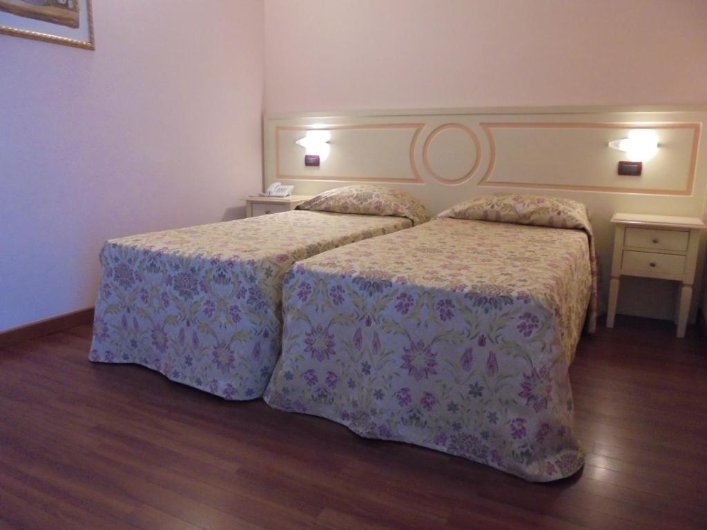 Łóżko lub łóżka w pokoju w obiekcie Hotel Plazza