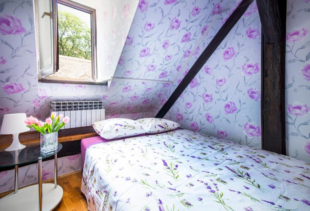 Een bed of bedden in een kamer bij Hostel Centar