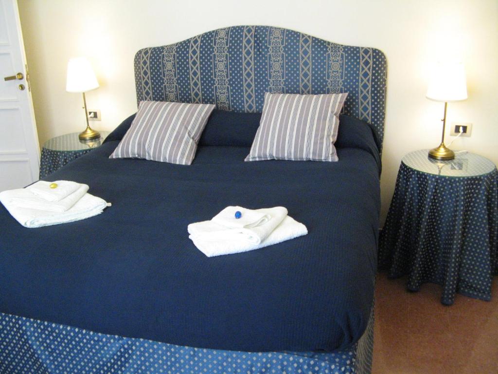 ナポリにあるVerrotti Houseのベッドルーム1室(ブルーベッド1台、タオル付)