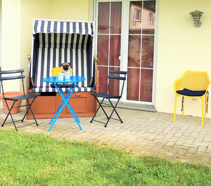 einen blauen Tisch und Stühle auf einer Terrasse in der Unterkunft Atempause in Kirchdorf