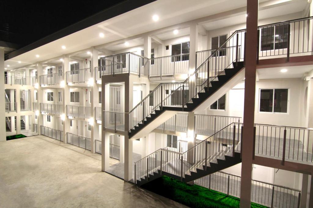 un edificio vuoto con scale sul lato di Z Pad Residences a Tacloban