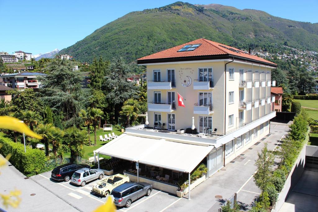 une vue aérienne sur un hôtel avec un parking dans l'établissement Hotel Luna Garni, à Ascona