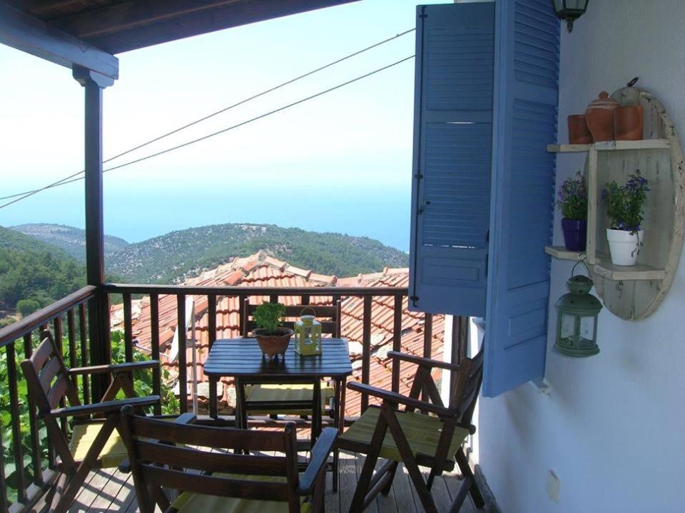 スカラ・ソティロスにあるAthina's Houseの景色を望むバルコニー(テーブル、椅子付)