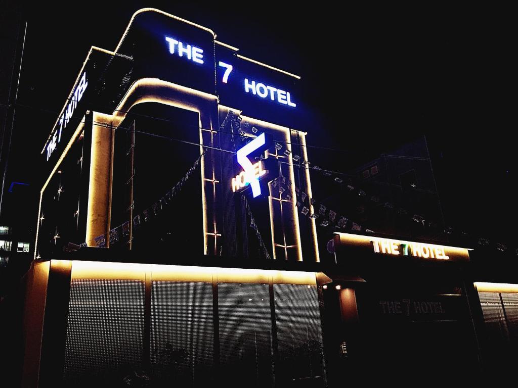 ポハンにあるThe 7 Hotelの夜間はホテルの看板が点灯します。
