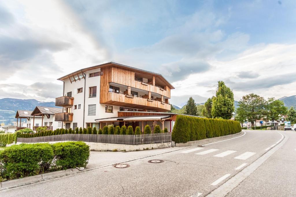 ein Gebäude am Straßenrand in der Unterkunft Residence Aichner in Bruneck