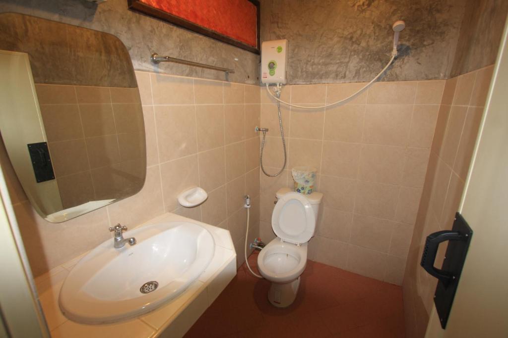 a bathroom with a sink and a toilet at Beck's Resort in Haad Pleayleam
