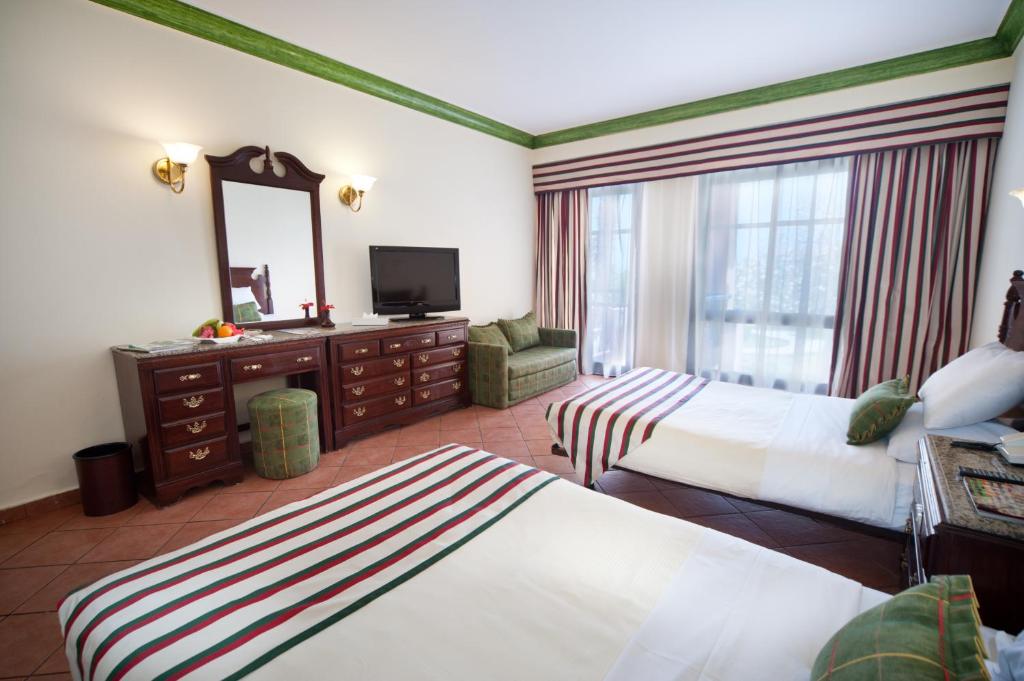 Giường trong phòng chung tại Ali Baba Palace -Families and Couples Only-