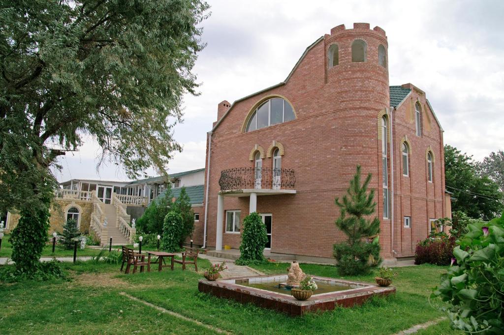 un bâtiment en briques avec une tour en haut dans l'établissement Baza Otdiha Zamok, à Khmelëvka