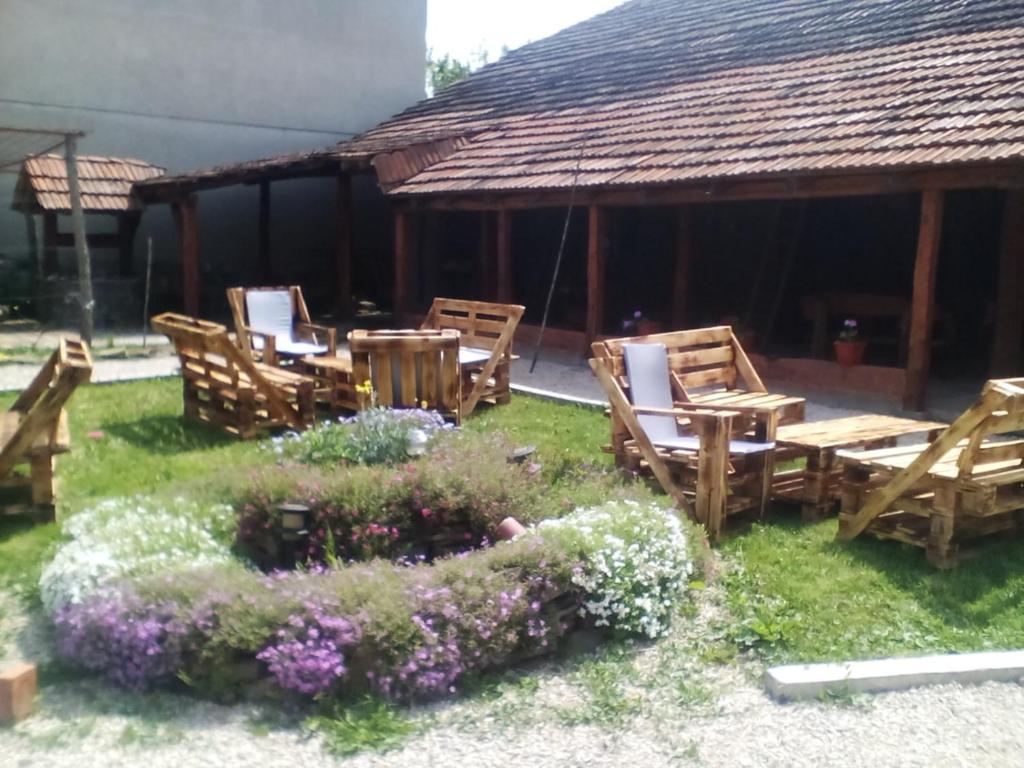eine Gruppe von Stühlen und Tischen in einem Hof in der Unterkunft Stara Planina Vila Vesela kuca in Jalovik Izvor