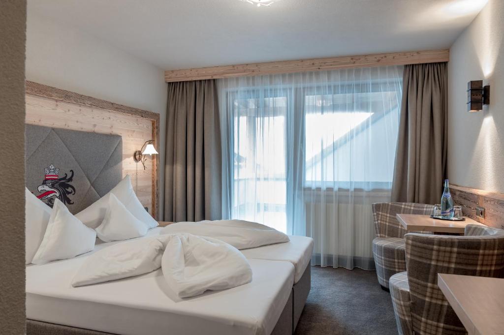 Posteľ alebo postele v izbe v ubytovaní Burghotel Alpenglühn