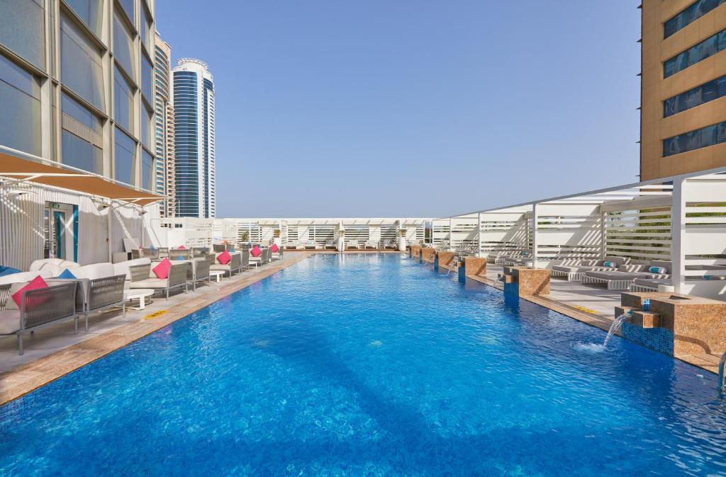 ein Pool auf dem Dach eines Gebäudes in der Unterkunft Media One Hotel in Dubai