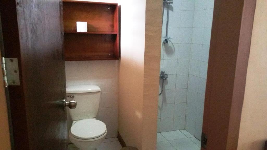 e bagno con servizi igienici e doccia. di Rubin Resort a San Vicente