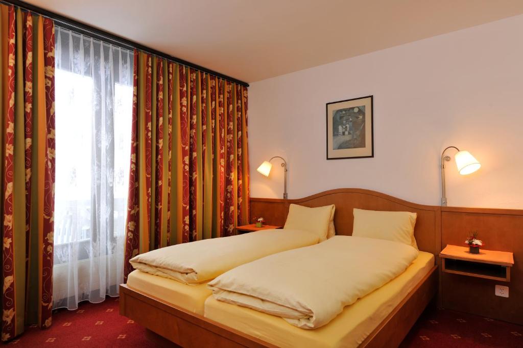 Postel nebo postele na pokoji v ubytování Hotel Toggenburg